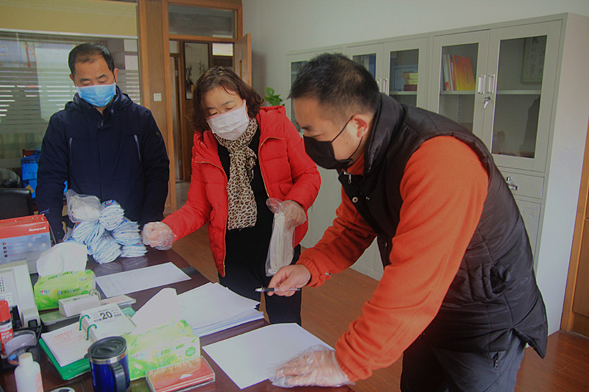 发放防疫物品_副本.jpg 发放防疫物品_副本.jpg