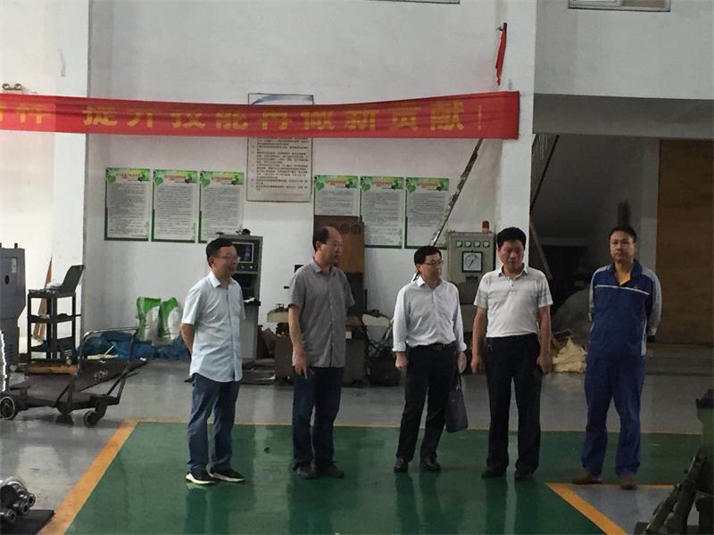 朱金锤到厂视察1.jpg 朱金锤到厂视察1.jpg