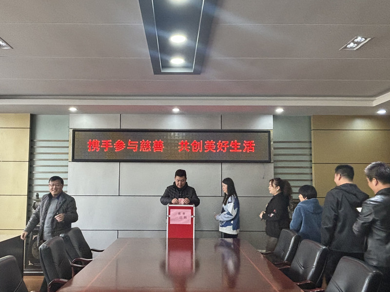 11月22日，322地质队开展“慈善一日捐”活动。图为干部职工踊跃捐款_副本.jpg