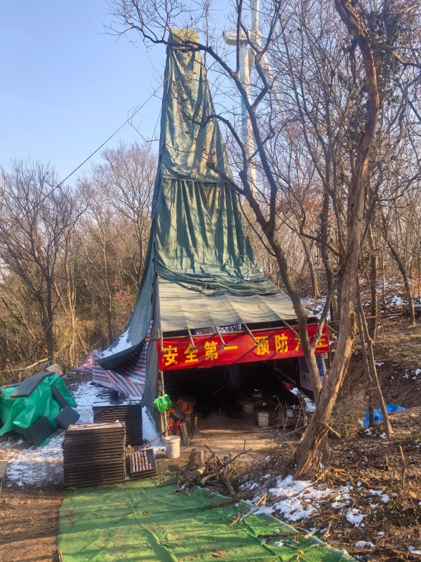 图为尖山—连珠山铁铜金普查项目现场钻机.jpg 图为尖山—连珠山铁铜金普查项目现场钻机.jpg